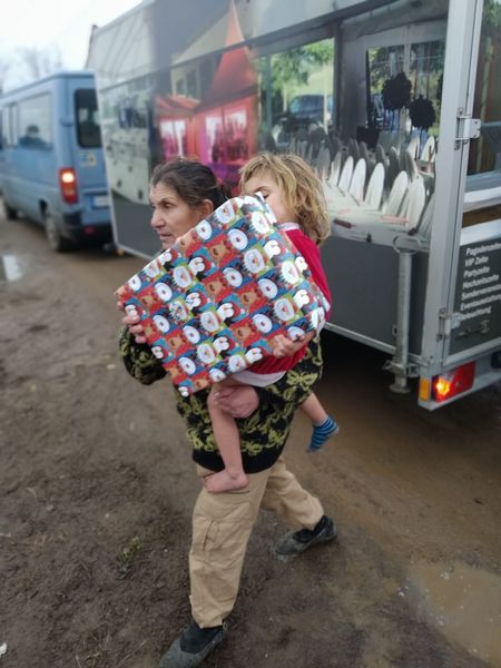 Mutter Kind mit Paket.jpg